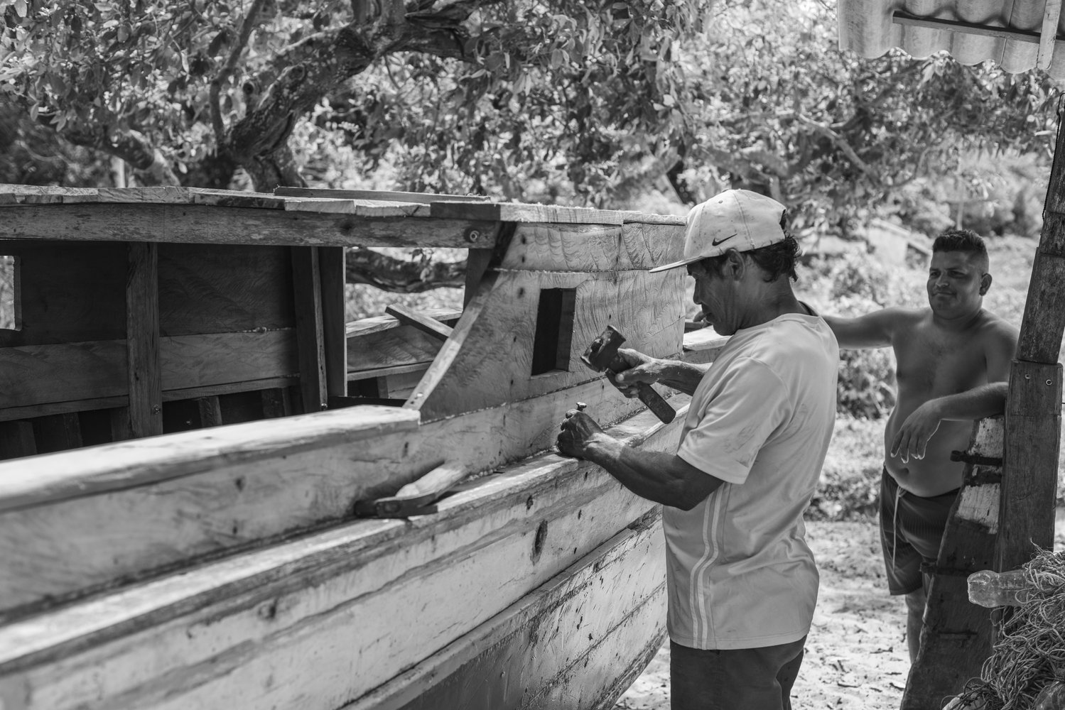 Fisherman repairs a fishing boat at his beach workshop. Joanes. Marajó Island. Brazil.Pescador faz reparos em sua embarcação na praia de Joanes. Ilha de Marajó. Brasil.