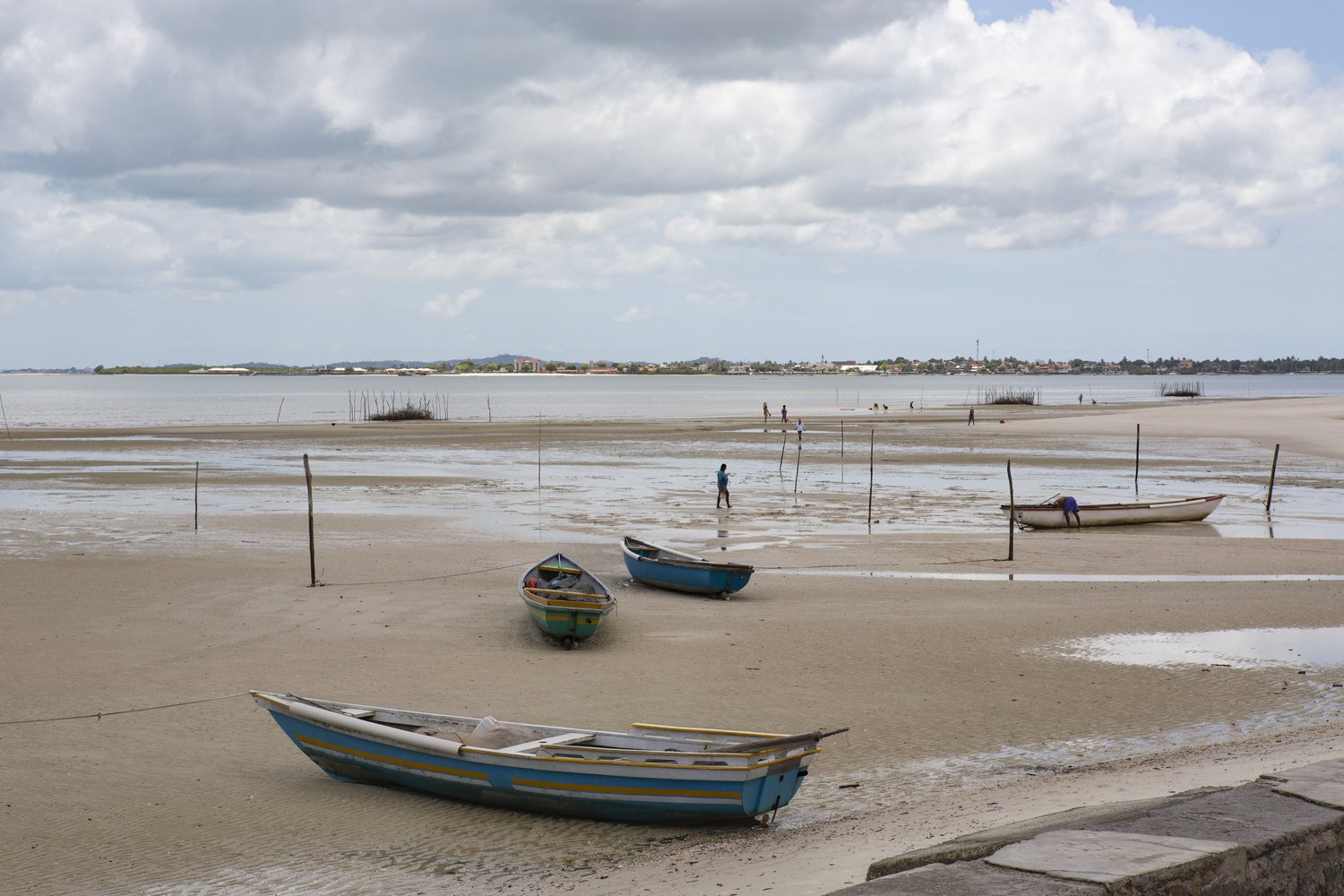 The flow of the tide dictates the rhythm of life for the fishing communities in the Island of Itaparica.O fluxo da maré dita o ritmo de vida das comunidades pesqueiras da Ilha de Itaparica.