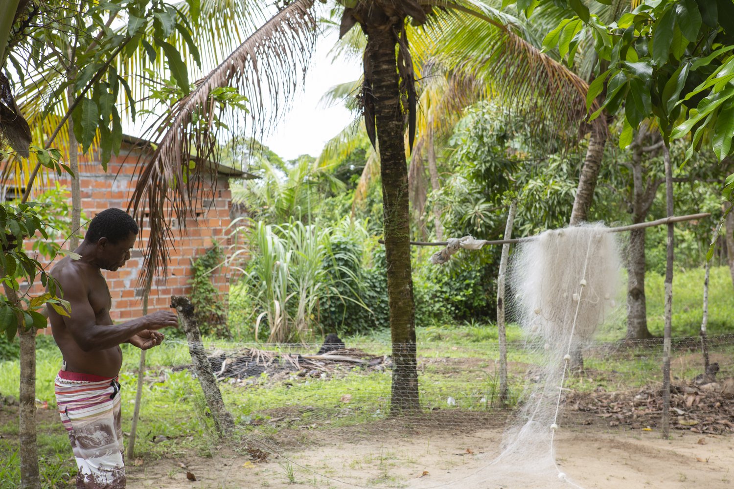 Artisanal fishing involves many activities. Some of them are performed on land, such as fishing nets repairs, fish processing and storage and also boat maintenance.A pesca artesanal envolve muitas atividades. Algumas delas são realizadas em terra, como reparos de redes de pesca, processamento e armazenamento de pescado e também manutenção de barcos.